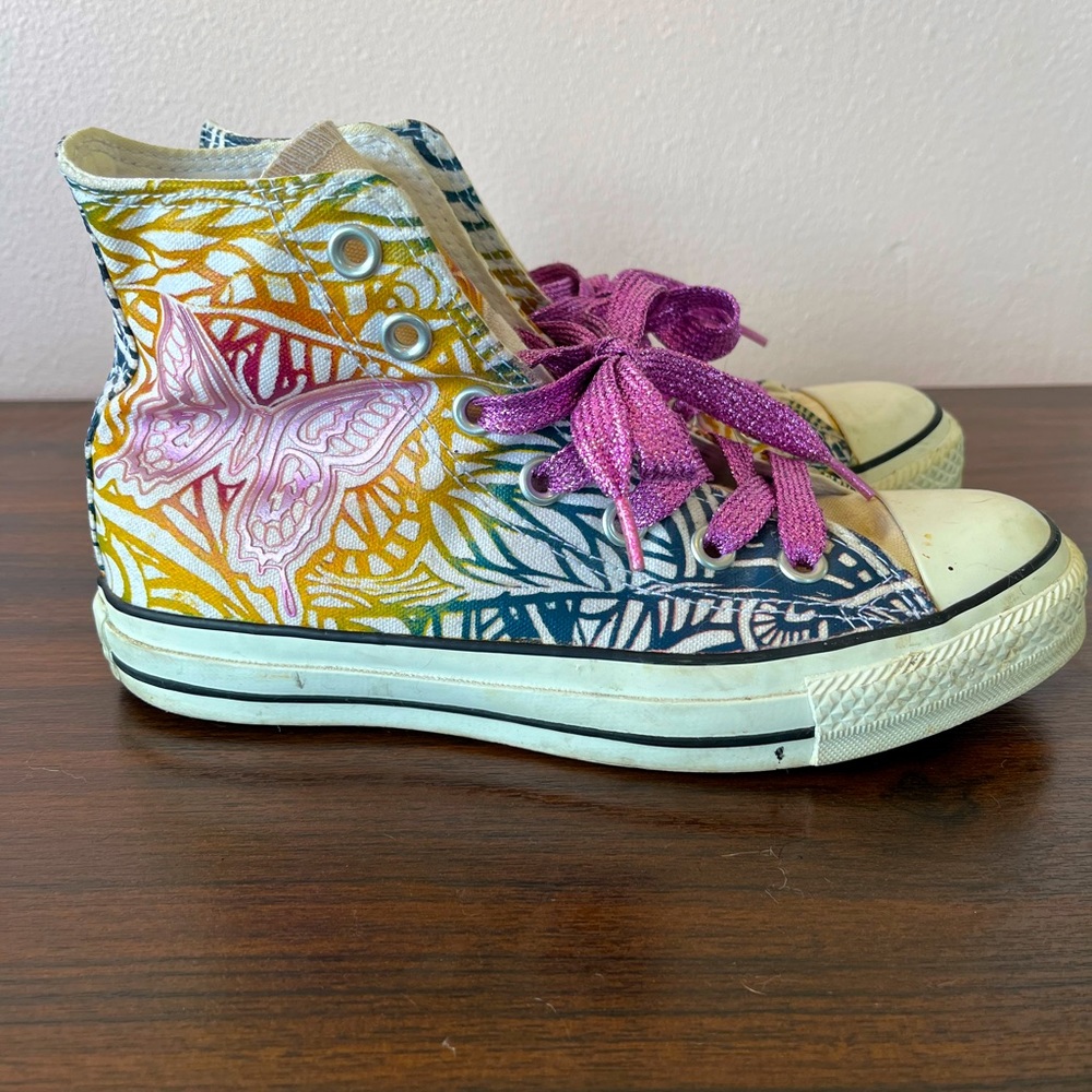 Converse with floral design